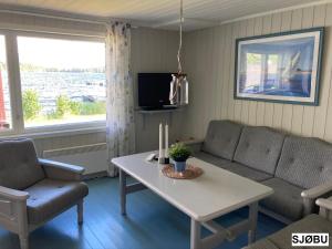 a living room with a couch and a table at Eidstod hytter in Vradal