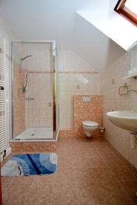 Koupelna v ubytování Apartmány Florian + 37 fotografií