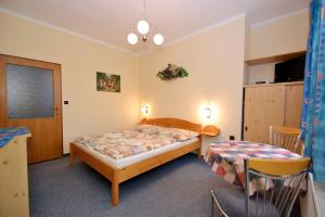 Posteľ alebo postele v izbe v ubytovaní Apartmány Florian