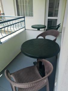 een balkon met 2 tafels en 2 stoelen bij Къща за гости Перфекто in Chernomorets