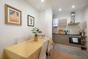 uma sala de jantar com uma mesa e uma cozinha em Espacioso, Moderno y a pie de Playa Zurriola em San Sebastián