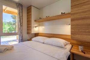 Postel nebo postele na pokoji v ubytování Mobile Homes Lopari