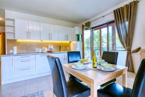 Gallery image of Topaz Apartamenty Mozaika Centrum dwie sypialnie in Zakopane