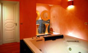 Una cocina con bañera y paredes de color naranja. en Villa Silvana, en Boscoreale 44 fotos más