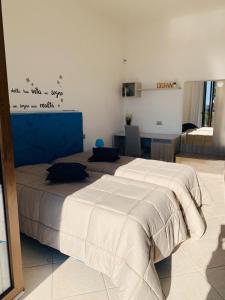 1 Schlafzimmer mit 2 Betten in einem Zimmer in der Unterkunft B&B Nonna Franca in Trecase