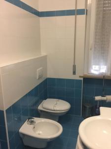 un bagno bianco e blu con servizi igienici e lavandino di Albergo La Pineta a Cingoli