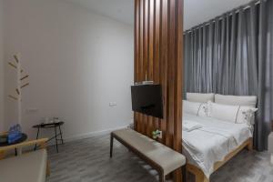 Postel nebo postele na pokoji v ubytování Guilin Flowers Inn