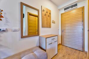 ズラティボールにあるAvantura Studioの木製のドアと鏡が備わる部屋