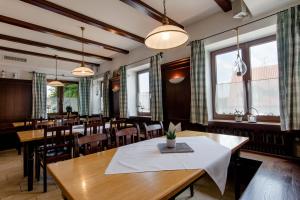 Restorāns vai citas vietas, kur ieturēt maltīti, naktsmītnē Gasthaus Hotel Ostermeier
