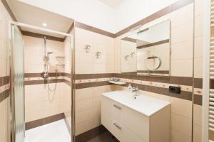 een badkamer met een wastafel en een douche bij Appartement Lago Blu Superior in Riva del Garda +31 foto's