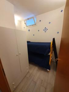 Un dormitorio con una cama azul con estrellas en la pared en King Apartment, en Torino di Sangro