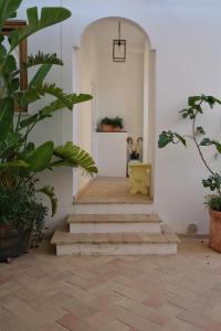 a hallway with stairs in a house with plants at Le Cantinelle in Anacapri