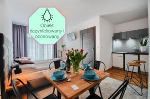 ein Wohnzimmer mit einem Esstisch und einer Küche in der Unterkunft Willa Luiza in Wisła