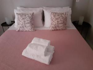 A bed or beds in a room at Nini's House 2 - 100m from beach NIDRI TOWN CENTER