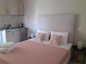 A bed or beds in a room at Nini's House 2 - 100m from beach NIDRI TOWN CENTER