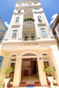 un alto edificio bianco con finestra di Conico Đà Lạt Hotel a Da Lat