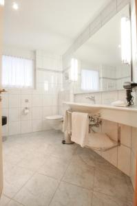 Koupelna v ubytování Haus Shangri-La + 37 fotografií