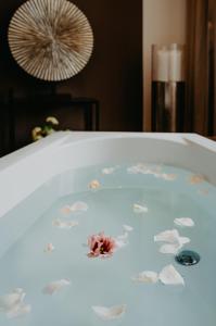 a bath tub with a flower in the middle at Kaiserhof Victoria in Bad Kissingen