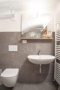 テンノにあるCasa Calvola holiday homeの洗面台、トイレ、鏡のあるバスルーム