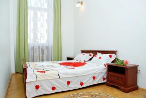 A bed or beds in a room at Rentday Apartments - Kiev