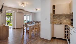 Kuchyň nebo kuchyňský kout v ubytování Villa Umag Seafront