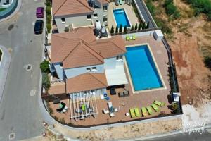 ein Modell eines Hauses mit Pool in der Unterkunft Villa Julia in Ayia Napa
