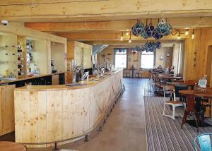 ein großes Zimmer mit einer Bar in einem Restaurant in der Unterkunft "Trinity" at Whitecliff Bay Isle of Wight- Yarborough View 4 in Bembridge