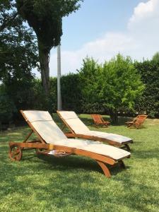 a couple of lounge chairs sitting on the grass at Domus Cariana in San Pietro in Cariano