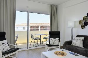 een woonkamer met een bank en een tafel bij Playa Flores - Vistas al Mar in Torremolinos