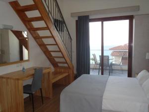 Postel nebo postele na pokoji v ubytování Loukas Apartments On The Waves