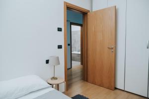 1 dormitorio con 1 cama y puerta de madera en Knit B&B en Decima