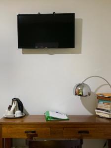 TV en una pared sobre una mesa de madera en Ronda, en Ronda