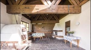 Pokój z kuchnią ze stołem i kuchenką w obiekcie Haus Wenger Mountain View & Swimming Pool w Kaprunie