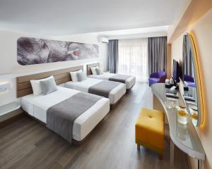 Postel nebo postele na pokoji v ubytování Lalila Blue Suites