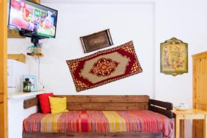 Телевизор и/или развлекательный центр в Spiros Rooms