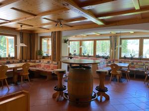 リヴァ・ディ・トゥーレスにあるJausenstation Saegeの木製の天井、テーブルと椅子のあるレストラン