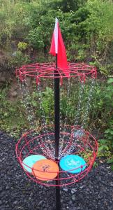 a frisbee golfournament with a red structure with chains at Metsäranta House in Tammela
