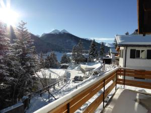 uma varanda com vista para uma montanha coberta de neve em Chalet Crestannes em Davos