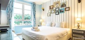 ホアヒンにあるSummer Huahin Condo 2 Bedrooms Pool View Classic Roomの窓のある大きな白いベッドのある寝室 +24枚の写真