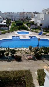 vistas a una piscina con edificios de fondo en Apartamento en Las Marinas Vera, en Los Amarguillos