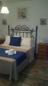 A bed or beds in a room at Apartamento en Las Marinas Vera Még 23 kép