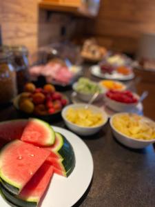uma mesa com pratos de fruta e tigelas de comida em Landgasthof Zahn em Elchingen