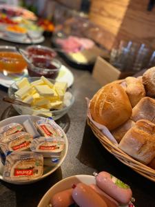 uma mesa coberta com pratos de comida e tigelas de comida em Landgasthof Zahn em Elchingen