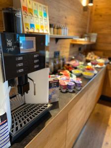 eine Kaffeemaschine auf einer Theke in der Unterkunft Landgasthof Zahn in Elchingen