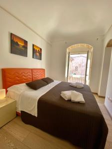 a bedroom with a large bed and a window at Plaza Rooms in Avola