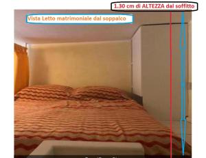 una foto di un letto in una stanza di Flat Low cost a Sperlonga