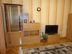 sala de estar con TV y vestidor con TV en Rentday Apartments - Kiev, en Kiev