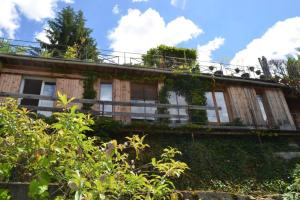 um edifício com plantas ao lado dele em Little InterVal em Le Villard