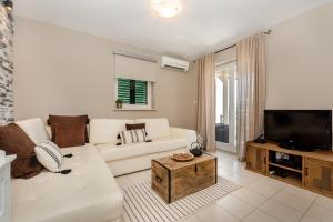 Televízia a/alebo spoločenská miestnosť v ubytovaní Apartment Cami -Stylish apartment with a beautiful seaview