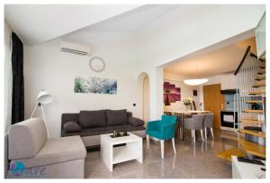 un soggiorno con un divano e un tavolo di Apartments WAVE a Ražanj